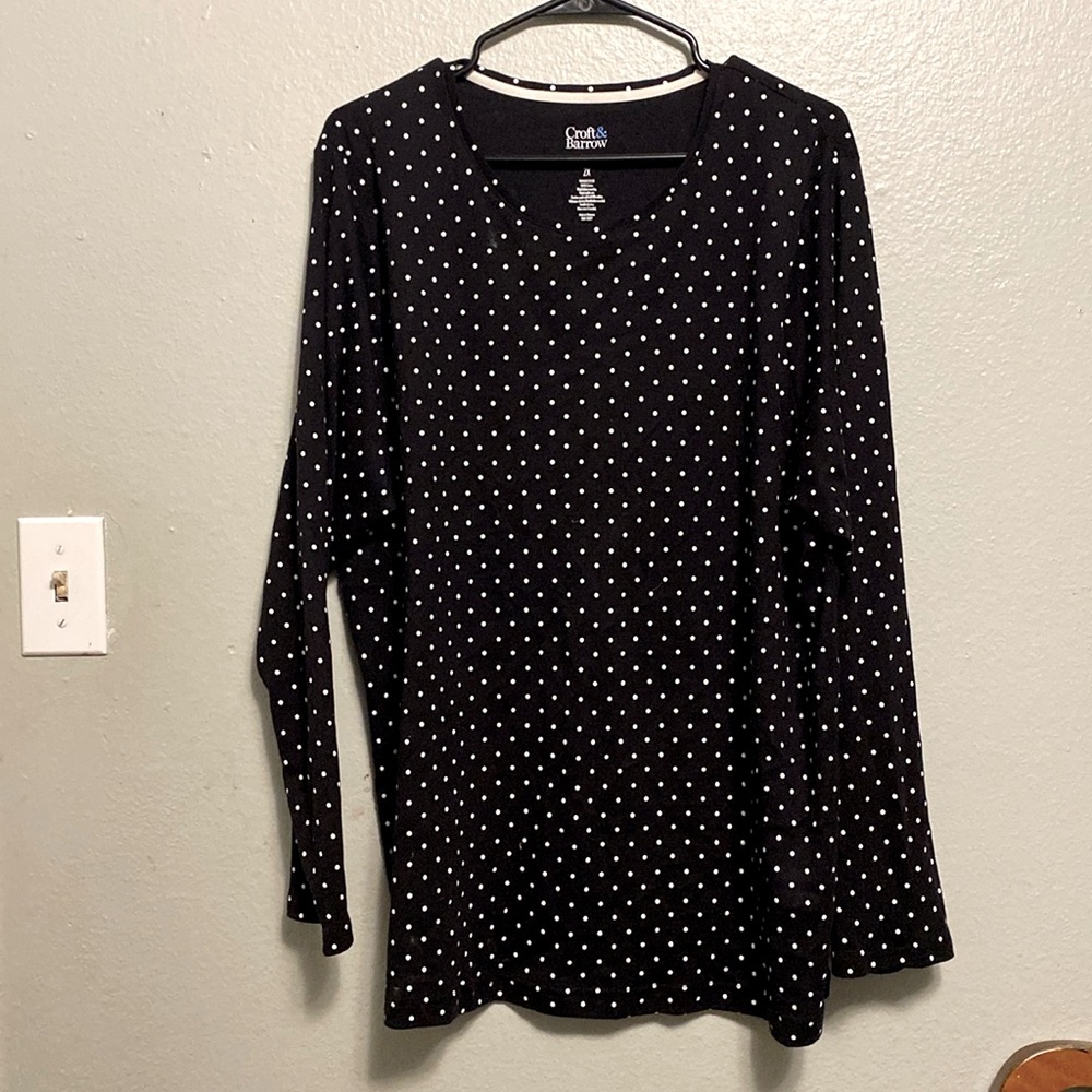 Croft & Barrow long sleeves white polka dots